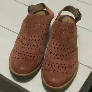 Softt great condition rusty brown color size 8 shoe with back strap